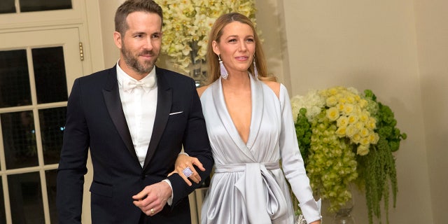 Actor Ryan Reynolds and Blake Lively arrive at a State Dinner in honor of Canadian Prime Minister Justin Trudeau at the White House in Washington on March 10, 2016. / AFP / CHRIS KLEPONIS (Photo credit should read CHRIS KLEPONIS/AFP/Getty Images)