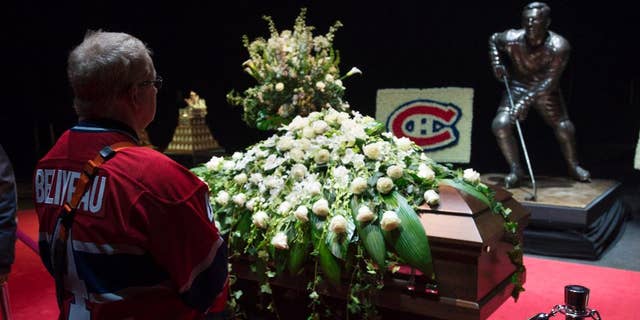 Mourners pay their respect to Montreal Canadiens legend Jean Beliveau during the public viewing for the Montreal Canadiens legend Jean Beliveau Sunday, Dec.  7, 2014, in Montreal. (AP Photo/The Canadian Press, Paul Chiasson)