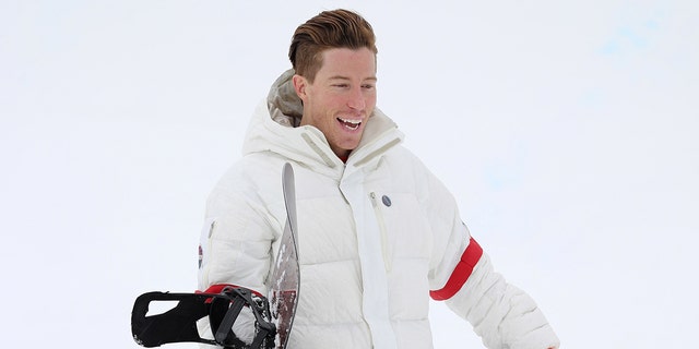 Olympian Shaun White surprised a South Korean chef and fan by showing up at his restaurant to eat the "Flying Tomato" burger.