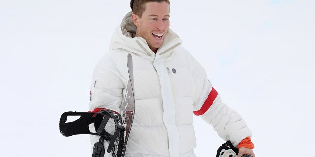 Olympian Shaun White surprised a South Korean chef and fan by showing up at his restaurant to eat the "Flying Tomato" burger.