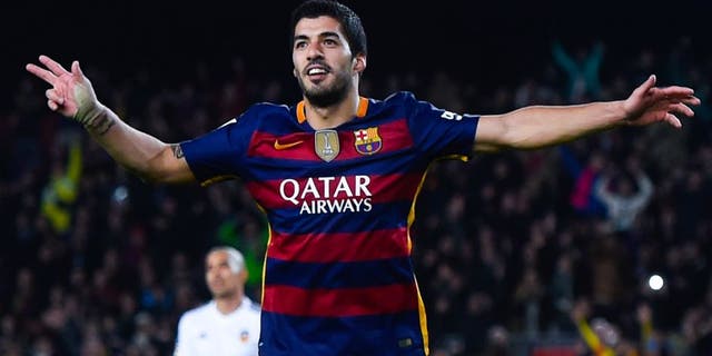 BARCELONA, SPAIN - FEBRUARY 03: Luis Suarez of FC Barcelona celebrates after scoring his team's seventh goal during the Copa del Rey Semi Final first leg match between FC Barcelona and Valencia at Nou Camp on February 3, 2016 in Barcelona, Spain. (Photo by David Ramos/Getty Images)