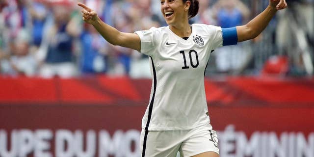 Carli Lloyd, des États-Unis, célèbre son troisième but contre le Japon au cours de la première moitié du championnat de football de la coupe du monde féminine de la FIFA à Vancouver, Colombie-Britannique, Canada.