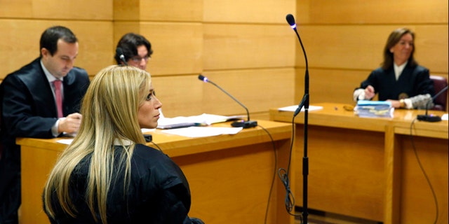 Aurea Vázquez Rijos of Puerto Rico, left sits inside a court room at the National Court in Madrid, Wednesday Dec. 18, 2013. (AP Photo/Javier Lizon, Pool)