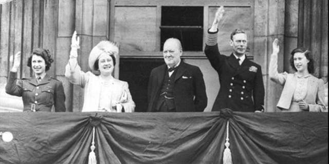 Da esquerda para a direita, a princesa Elizabeth, a rainha Elizabeth, o primeiro-ministro Winston Churchill, o rei George VI e a princesa Margaret da Grã-Bretanha acenam para a multidão da varanda do Palácio de Buckingham durante as comemorações do dia VE em 8 de maio de 1945.