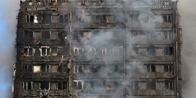 Smoke billows from a tower block severly damaged by a serious fire, in north Kensington, West London, Britain June 14, 2017. REUTERS/Neil Hall - RTS16ZRN