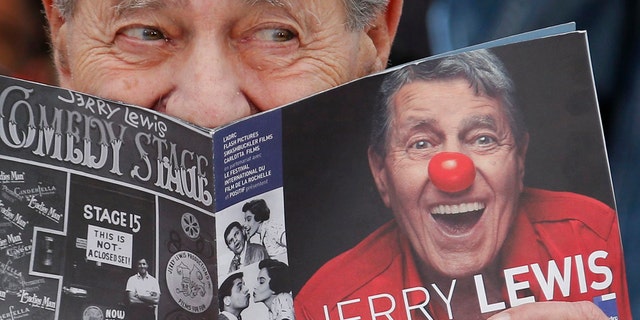 Cast member Jerry Lewis poses during a photocall for the film "Max Rose" at the 66th Cannes Film Festival in Cannes May 23, 2013. REUTERS/Regis Duvignau (FRANCE - Tags: ENTERTAINMENT TPX IMAGES OF THE DAY) - RTXZXTN