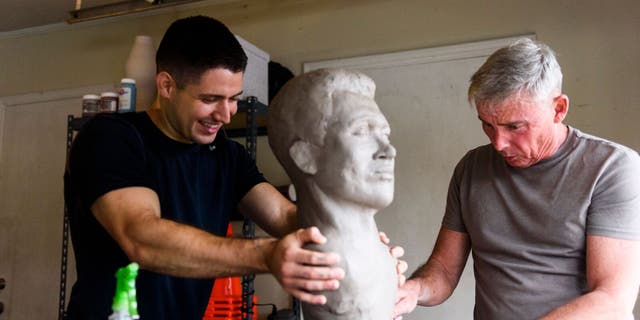Lt. Steven Arango (left) with Alabama sculptor Lee Busby (right).