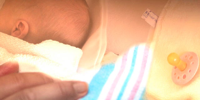 ** ARCHIV ** Zwei Neugeborene liegen am 22. Dezember 2008 auf der Geburtsstation des Klinikums Rosenheim in Oberbayern in einem Kinderbett. Die Zahl der Geburten ist im November 2008 im zweiten Monat in Folge drastisch eingebrochen. Mit einem Minus von 11,7 Prozent gegenueber dem entsprechenden Vorjahresmonat war der Geburtenrueckgang fast so hoch wie im Oktober, als er 11,9 Prozent betragen hatte, wie aus den am Montag, 9. Maerz 2009, veroeffentlichten vorlaeufigen Monatsergebnissen des Statistischen Bundesamtes hervorgeht. (AP Photo/Uwe Lein) ---** FILE ** Two newborn babies are seen at the hospital in Rosenheim, southern Germany, on Monday, Dec. 22, 2008. (AP Photo/Uwe Lein)