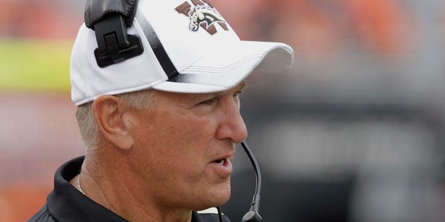 FILE - In this Sept. 1, 2012, file photo, Western Michigan head coach Bill Cubit watches from the sidelines during an NCAA college football game against Illinois in Champaign, Ill. Illinois head coach Tim Beckman returned to his Mid-American Conference past on Monday, Jan. 14, 2013, and hired Cubit as the new offensive coordinator. (AP Photo/Seth Perlman, File)