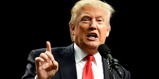 El virtual candidato republicano Donald Trump habla durante un mÃtin el viernes 27 de mayo de 2016 en San Diego. Un juez federal ordenó el viernes dar a conocer los documentos internos de la Universidad Trump en una demanda colectiva contra la ahora difunta escuela de bienes raÃces que era propiedad de Trump. (Foto AP/Chris Carlson)