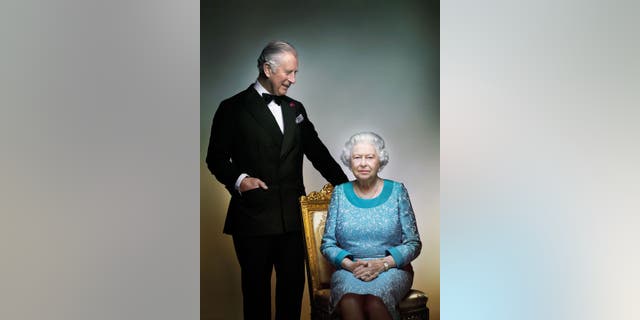 La reine d'Angleterre Elizabeth II et le prince Charles.