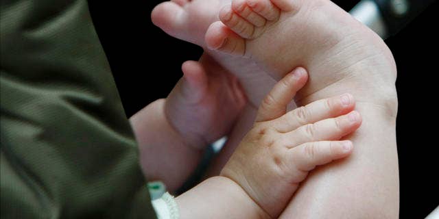 Ein Baby fasst sich am Dienstag , 1. Juli 2008, in Bremen im Kinderwagen liegend an die Fuesse.(AP Photo/Joerg Sarbach)
---A baby touches his feet in Bremen, Germany, on Tuesday, July 1, 2008.(AP Photo/Joerg Sarbach)
