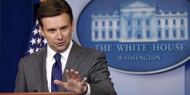 White House Principal Deputy Press Secretary Josh Earnest speaks about Syria during a press briefing at the White House in Washington August 29, 2013. REUTERS/Kevin Lamarque