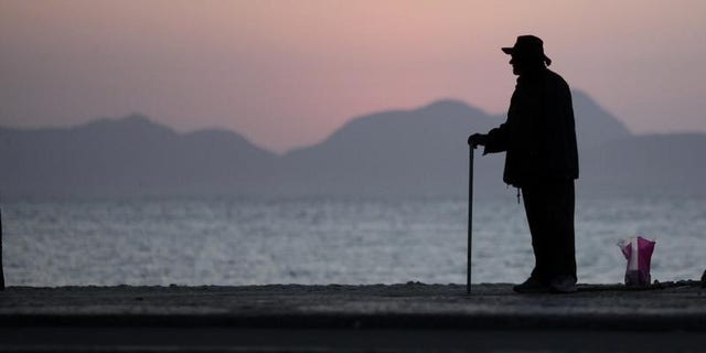 An elderly man stands in Copacabana in Rio de Janeiro September 13, 2011. REUTERS/Ricardo Moraes