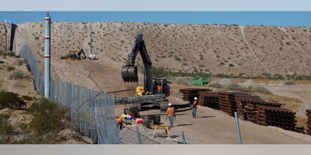U.S. workers build a section of the U.S.-Mexico border wall at Sunland Park, U.S. opposite the Mexican border city of Ciudad Juarez, Mexico, November 9, 2016. Picture taken from the Mexico side of the U.S.-Mexico border. REUTERS/Jose Luis Gonzalez
