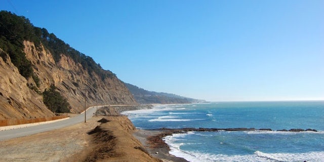 Autostrada 1 a Pacificului din California se întinde pe 135 de mile între San Luis Obispo și Monterey.