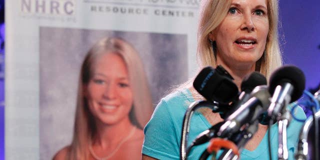 LÊER - In this June 8, 2010, lêerfoto, Beth Holloway, mother of Natalee Holloway, speaks during the opening of the Natalee Holloway Resource Center (NHRC) at the National Museum of Crime &versterker; Punishment in Washington. (AP Photo/Pablo Martinez Monsivais, lêer)