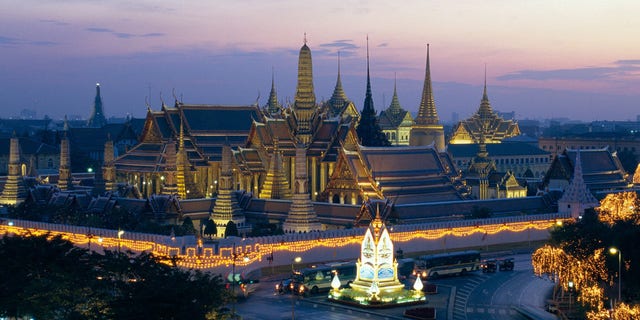 ARC28M Wat Phra Kaew, the temple of the Emerald Buddha, and the Grand Palace at dusk in Bangkok, Thailand, Asia