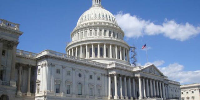 House meloloskan RUU Pertahanan, meningkatkan kenaikan gaji pasukan