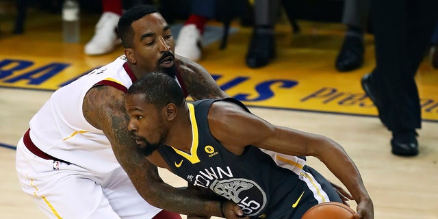 J.R. Smith received a standing ovation at from Golden State Warriors fans during Game 2 of the NBA Finals Sunday night at Oracle Arena.