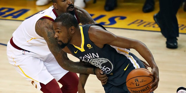 J.R. Smith received a standing ovation at from Golden State Warriors fans during Game 2 of the NBA Finals Sunday night at Oracle Arena.