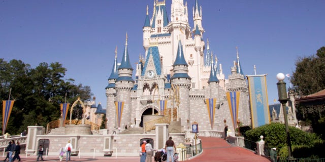 Magic Kingdom de Walt Disney World recibió más de 20 millones de visitantes en 2015, la mayor cantidad de cualquier parque temático en el mundo.