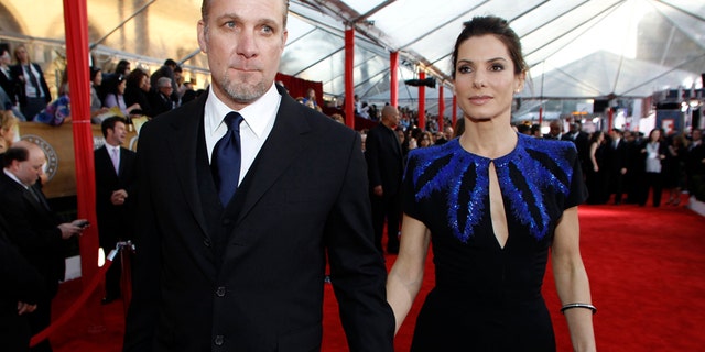 Jesse James and wife, actress Sandra Bullock, arrive at the 16th annual Screen Actors Guild Awards in Los Angeles January 23, 2010. REUTERS/Danny Moloshok (FILM-SAGAWARDS/ARRIVALS) (UNITED STATES - Tags: ENTERTAINMENT) - RTR29DGV