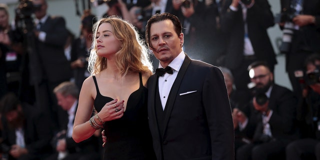 Актьорът Джони Деп и съпругата му Амбър Хърд присъстват на събитието на червения килим за филма 