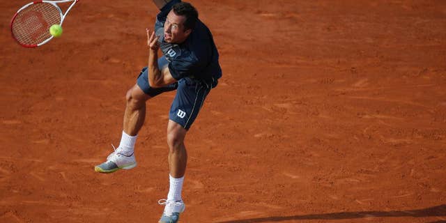 Germany's Philipp Kohlschreiber serves the ball to Britain's Andy Murray during their third round match of the French Open tennis tournament at the Roland Garros stadium, in Paris, France, Saturday, May 31, 2014. (AP Photo/David Vincent)
