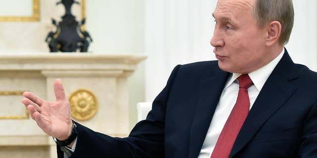 La ex república soviética de Georgia ve al partido gobernante cediendo a las protestas callejeras masivas en su búsqueda de vínculos más estrechos con la Unión Europea. 7 el presidente ruso vladimir putin