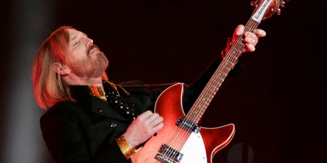 Singer Tom Petty plays with his band 'The Heartbreakers' during halftime of the NFL's Super Bowl XLII football game between the New England Patriots and the New York Giants in Glendale, Arizona, February 3, 2008. REUTERS/Jeff Haynes (UNITED STATES) - GM1DXENUFCAA