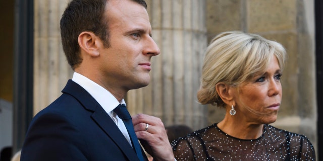 France's President Emmanuel Macron, left, and his wife Brigitte Macron awaiting Colombia's President Juan Manuel Santos and his wife Maria Clemencia Rodriguez for a dinner at the Elysee Palace in Paris, France, Wednesday, June 21, 2017. Nobel Peace Prize winner and Colombian President Juan Manuel Santos starts a three-day visit to Paris for talks on cooperation. (Christophe Petit Tesson/Pool Photo via AP)