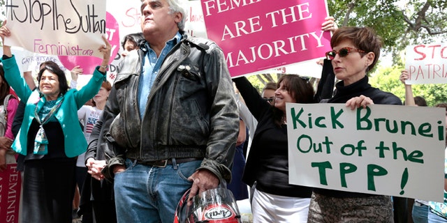 TV personality Jay Leno (C) attends a rally protesting against Brunei's new strict sharia law penal code outside the Beverly Hills Hotel, which is owned by the Sultan of Brunei, in Beverly Hills, California May 5, 2014. The sultanate of Brunei becomes the first East Asian country to introduce Islamic criminal law, the latest example of a deepening religious conservatism that has also taken root in parts of neighbouring Malaysia and Indonesia. REUTERS/Jonathan Alcorn (UNITED STATES - Tags: CIVIL UNREST RELIGION ENTERTAINMENT) - RTR3NWAD