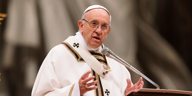 Le pape François célèbre la messe avec des membres de diverses communautés religieuses dans la basilique Saint-Pierre, au Vatican.