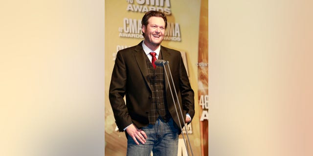 Blake Shelton speaks at the 46th Country Music Association Awards in Nashville, Tennessee, November 1, 2012. REUTERS/Eric Henderson (UNITED STATES - Tags: ENTERTAINMENT) - RTR39W2O