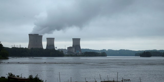 The Three Mile Island Nuclear power plant is pictured from Royalton, Pennsylvania, U.S. May 30, 2017. REUTERS/Carlo Allegri - RTX38APO