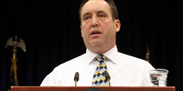 El líder del Senado de Pensilvania, Jake Corman, R-Center, habla durante una conferencia de prensa en el Capitolio del Estado en Harrisburg, Pensilvania, el viernes 16 de enero de 2015 (AP Photo / Chris Knight)