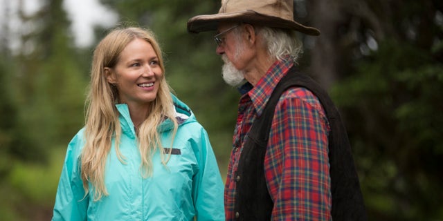 Jewel visits her father Atz Kilcher.