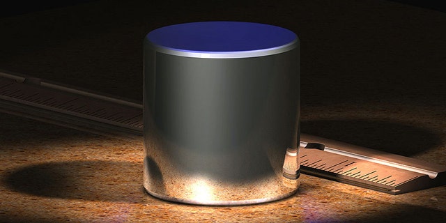 A computer-generated image of the International Prototype kilogram (IPK), which is made from an alloy of 90% platinum and 10% iridium and machined into a cylinder.