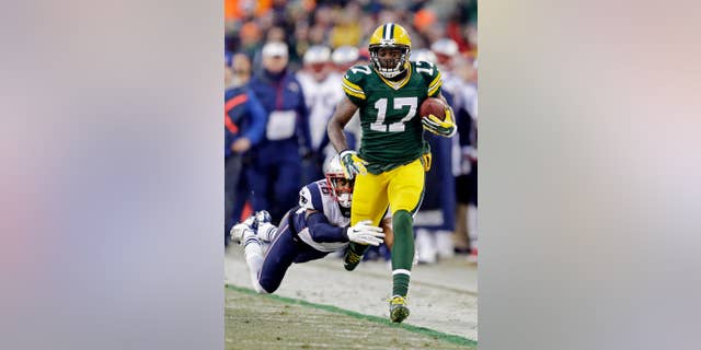 Green Bay Packers' Davante Adams tries to break away from New England Patriots' Logan Ryan during the first half of an NFL football game Sunday, Nov. 30, 2014, in Green Bay, Wis. (AP Photo/Tom Lynn)