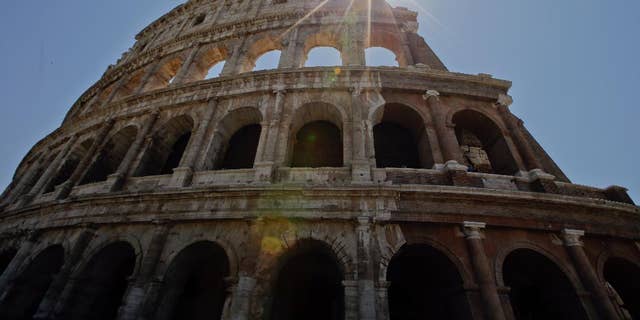 Una vista del Coliseo después de la finalización de la primera etapa de los trabajos de restauración en Roma, el viernes 1 de julio de 2016.