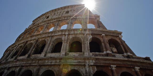 Una vista del Coliseo después de la finalización de la primera etapa de los trabajos de restauración en Roma, el viernes 1 de julio de 2016.