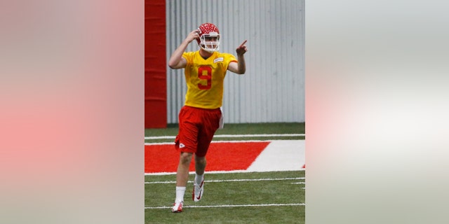 Kansas City Chiefs quarterback Tyler Bray (9) points to another player during NFL football rookie minicamp at the team's practice facility in Kansas City, Mo., Friday, May 10, 2013. (AP Photo/Orlin Wagner)