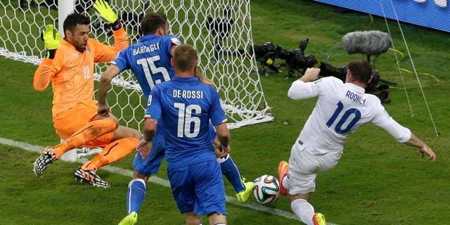 England's Wayne Rooney, right, fails to score during the group D World Cup soccer match between England and Italy at the Arena da Amazonia in Manaus, Brazil, Saturday, June 14, 2014. (AP Photo/Themba Hadebe)