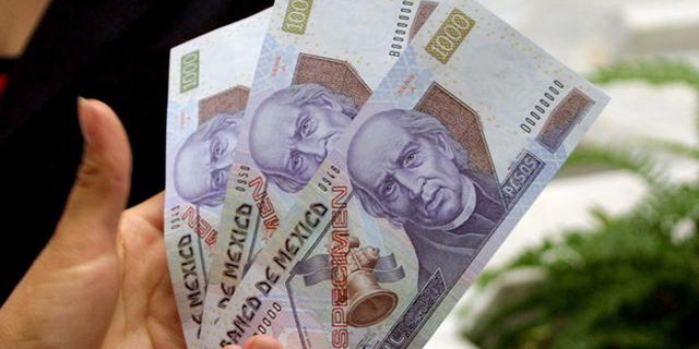 A woman show the new 1,000 peso bill , the largest denomination available in the currency, Thursday, Nov. 4, 2004, in Mexico City.The bill, worth US$87 and 68, will begin circulating on Nov. 15, 2004. About 50 million will be put into circulation.(AP Photo)