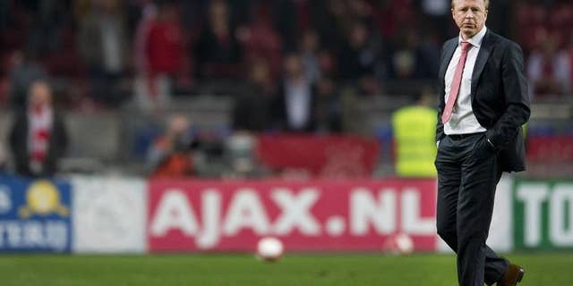 FC Twente's coach Steve McClaren looks on during a Dutch Eredivisie football match against Ajax Amsterdam in Amsterdam on September 29, 2012