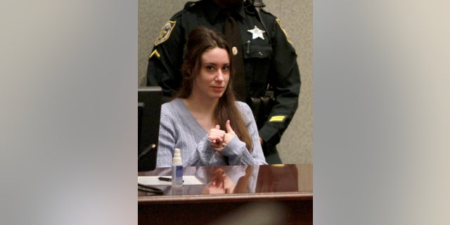 Casey Anthony se sienta en la sala del tribunal antes de una audiencia de sentencia en Orlando, Florida, el jueves 7 de julio de 2011. Anthony fue absuelta de matar a su hija, Caylee, y será liberada de la cárcel el 17 de julio de 2011.