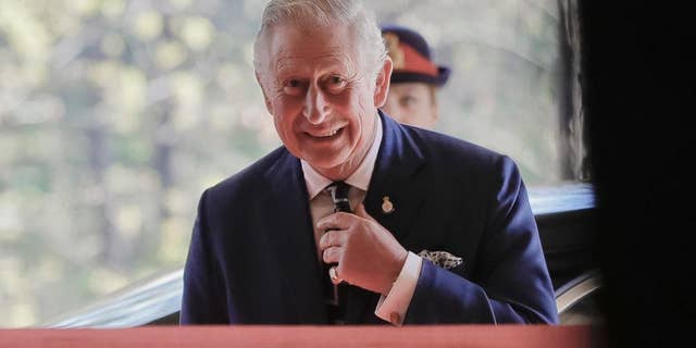 Der Beitrittsrat ist ein Treffen der Privy Counsellors, Great Officers of State, des Lord Mayor of London, Realm High Commissioners und hochrangiger Beamter, das nur nach dem Tod eines Monarchen stattfindet.