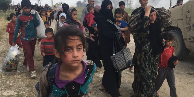 Civilians breaking free from ISIS as Iraqi forces invade Mosul. (May 4, 2017)