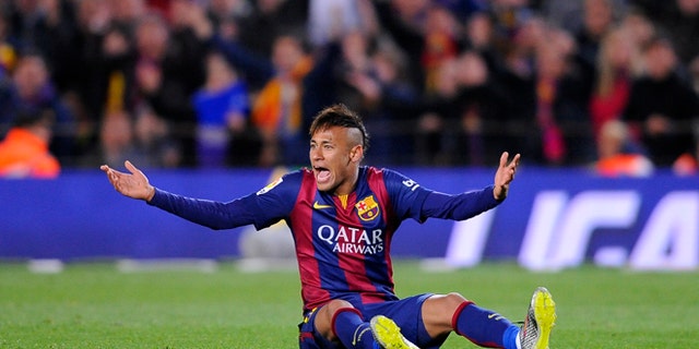 Barcelona's Neymar protests during a Spanish La Liga soccer match between FC Barcelona and Real Madrid at Camp Nou stadium, in Barcelona, Spain, Sunday, March 22, 2015. (AP Photo/Manu Fernandez)